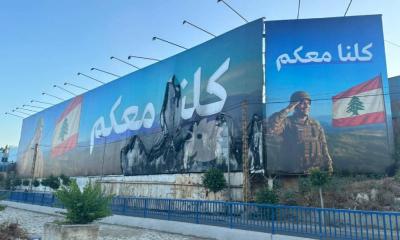 بالفيديو والصورة - إحراق لافتة داعمة للجيش على طريق المطار