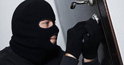 قاما بسرقتها ونشلها في منزلها.. وهذا ما حصل!