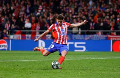 خوفًا من برشلونة.. أتلتيكو مدريد يحاول إرضاء ألفاريز