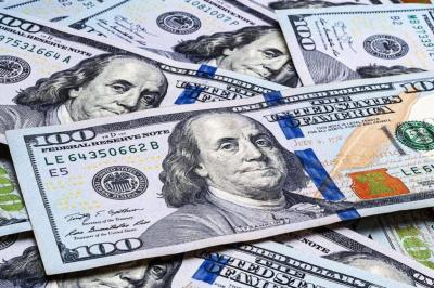 الدولار ينخفض ويتجه لتكبد أكبر خسارة خلال ثلاثة أشهر