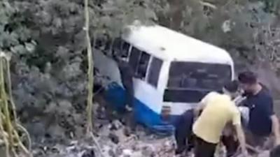 بالفيديو- إنزلاق حافلة تقل طلابًا في منطقة بشامون