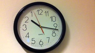 علماء يحذرون من العبث بالعقارب.. ماذا يحصل للجسم عند تغيير الساعة؟