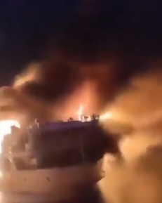 بالفيديو: رحلة تتحوّل إلى كارثة.. حريق في سفينة سياحية!