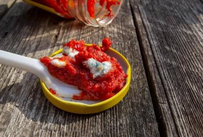 خطأ نرتكبه جميعاً... حذار استعمال معجون الطماطم بعد إزالة العفن