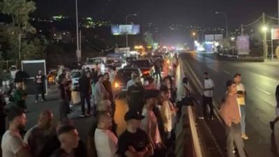 بالفيديو - أهالي الدامور يقطعون الأوتوستراد احتجاجًا على قرار قضائي