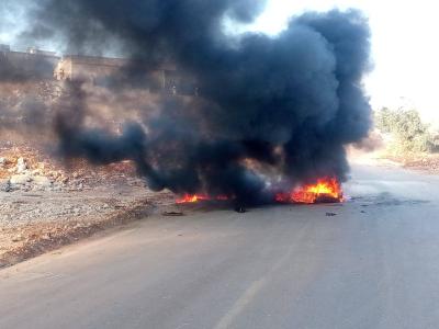أهالي بليدا يقطعون الطريق إعتراضا على اقتحام القوات الإسرائيلية لمركز البلدية
