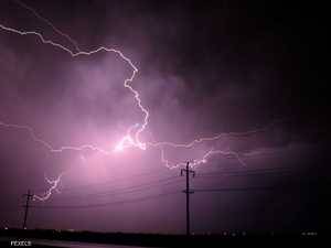 عاصفة رعدية تشلّ النبطية… 30 بلدة بلا كهرباء طوال الليل