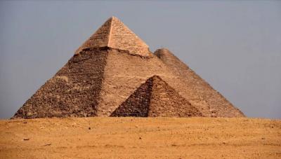 القبض على سائحين في الأهرامات بعد جلسة تصوير 