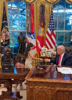 بالفيديو- ما اسمك؟.. طفل يوجه سؤالًا بريئًا لترامب