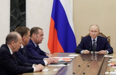 بوتين يبحث سير تطوير الجيش والقوات المسلحة