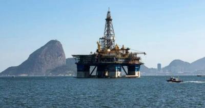 النفط يتراجع بفعل مخاوف من تخمة المعروض