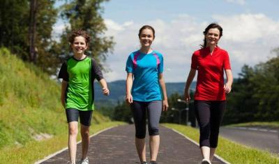 المشي لفترة أطول مرة واحدة يومياً أفضل من السير عدة مرات لفترات قصيرة