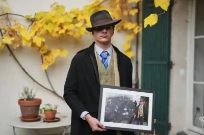 سر صورة أمام اللوفر فجرت زوبعة... مراهق أشعل التواصل