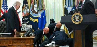 كان واقفاً قرب ترامب... شاهدوا لحظة سقوط أحد المسؤولين أرضاً (فيديو)