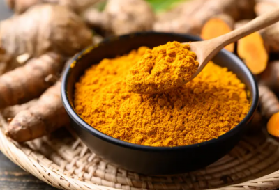ما يجب تناوله مع الكركم للاستفادة من مزاياه المضادّة للالتهابات؟