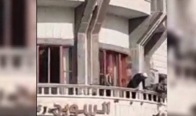 بالفيديو.. مواطنون في السويداء يزيلون كلمة 