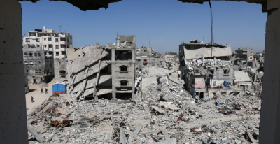 شرق خان يونس تحت النار... غارات ونسف مبانٍ