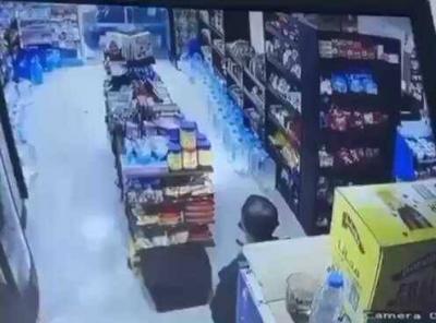 إقتحام سيارة لسوبرماركت في مزرعة يشوع ولا إصابات (فيديو)