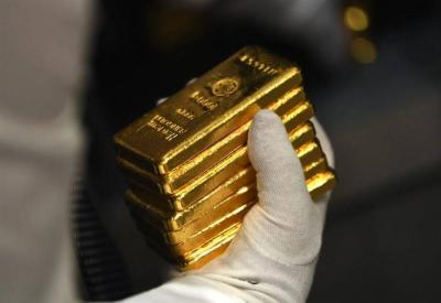 الذهب يتراجع بأكثر من 1%