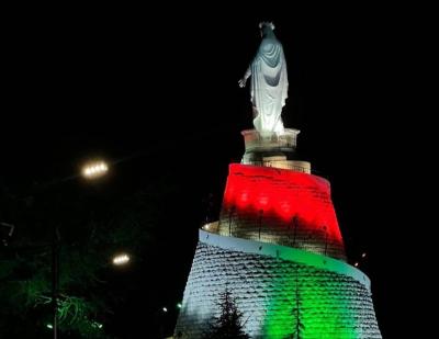 بالصور- إضاءة تمثال سيدة لبنان في حريصا بألوان العلم اللبناني وعلم الفاتيكان