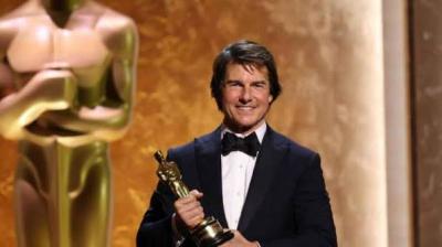 توم كروز يسطع من جديد: نجم هوليوود يحصد أوسكاره الفخري الأول بعد أربعة عقود من المجد