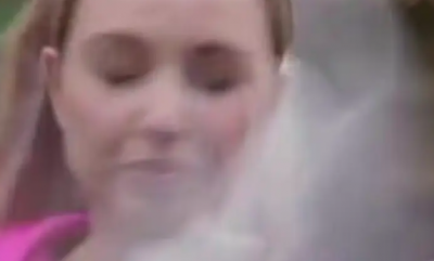 فيديو.. طائر يصطدم بوجه مراسلة تلفزيونية على الهواء