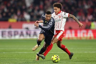 ريال مدريد يُفرّط بالنقاط ويُهدي برشلونة صدارة الدوري الإسباني