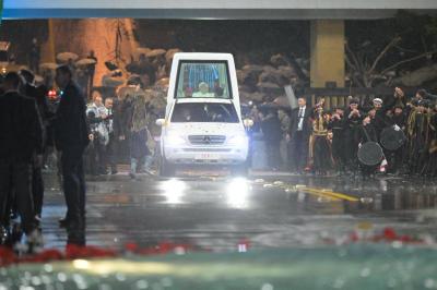 بالصور – أضواء الليزر والزيتون تستقبلان البابا لاوون في بعبدا