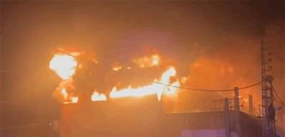 معلومات عن وجود عمال داخله... حريق يلتهم معملا في الكورة (فيديو)