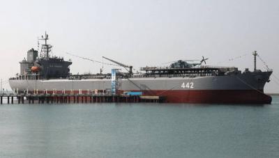 طهران تكشف عن قاعدة بحرية عائمة ومدمرة أعيد تأهيلها