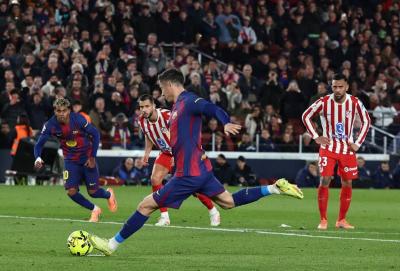 برشلونة يحل ضيفاً ثقيلاً على ريال بيتيس... موعد المباراة والقنوات الناقلة