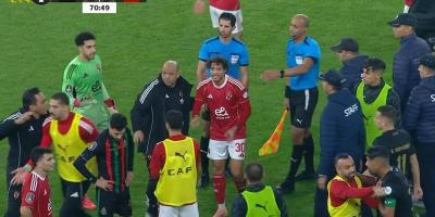 اشتباكات بين لاعبي الأهلي المصري والجيش الملكي (فيديو)