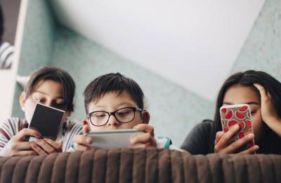 امتلاك الهاتف الذكي قبل سن 12 يهدد الأطفال بأمراض خطيرة