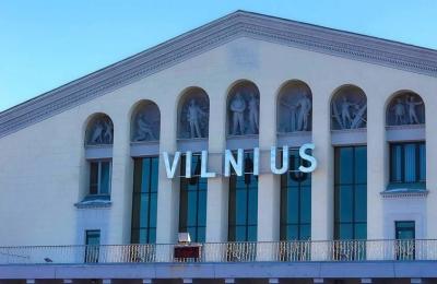 مطار فيلنيوس يعلق العمل بسبب بالونات في مجاله الجوي