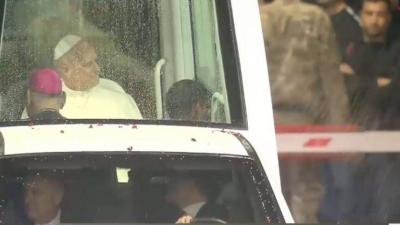 وصول البابا لاوون الرابع عشر مستقلّاً سيارة 