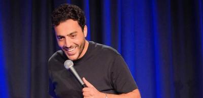 ممثل كوميدي قيد التوقيف في المطار