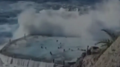 موجة عملاقة تباغت السباحين وتبتلع 4 منهم