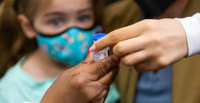 وثيقة داخلية أميركية تربط بين لقاحات كوفيد-19 ووفاة 10 أطفال
