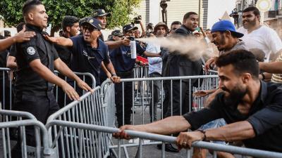 تونسيون يحتجون ضد 