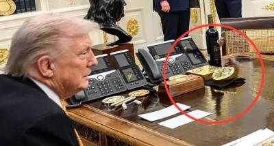 ساعة ذهبية على مكتب ترامب تثير الجدل... من قدّم الهدية؟