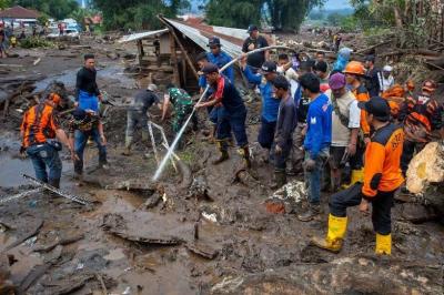 ارتفاع عدد وفيات سيول إندونيسيا إلى 303