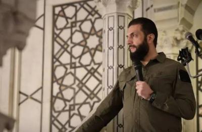 إحياء ذكرى إسقاط الأسد... الشرع في المسجد الأموي بلباسه العسكري وهدية سعودية (فيديو)