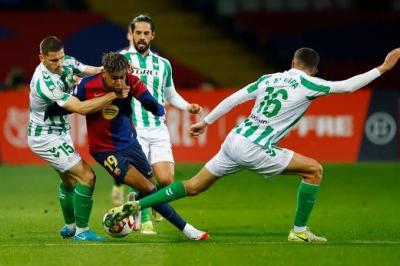 خماسية برشلونة تشعل سباق الصدارة في الليغا