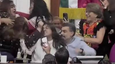 شاهد نائبات يشدن شعر بعضهن ويتبادلن اللكمات داخل الكونغرس