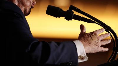 ضمادة على يد ترامب.. ما السّبب؟