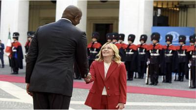 بالفيديو - فارق الطول يخطف الأضواء في لقاء ميلوني ورئيس موزمبيق