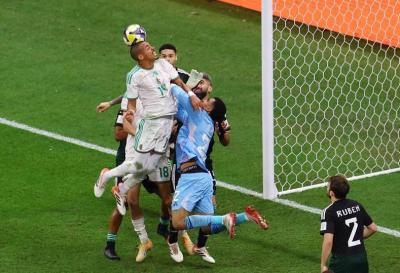 الإمارات تنجح في اختبار صعب وتقصي حامل اللقب