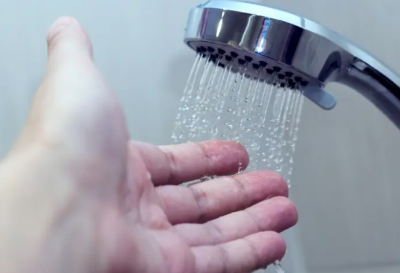 احذر من الاستحمام بالماء البارد.. فقد يرفع ضغط الدم لديك فجأة