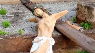 بالفيديو- حطّموا الصليب في الدورة... والسبب تراتيل الميلاد