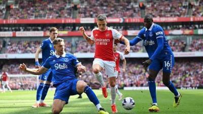 أرسنال يعبر إيفرتون بهدف جزائي ويتمسك بالصدارة